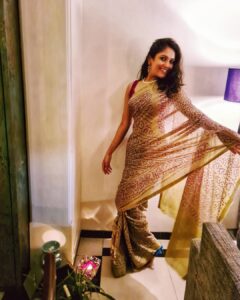 Shruti Bapna Instagram - Sending you all some more Diwali love and wishes to keep the hopes and dreams high💕 Stay happy stay healthy💜
Photographer for the night @rubybapna👏
An extra piece of milk cake for you for all your efforts😛😘
#diwali2020 #indiantradition #sareelove #bandhanisaree #positivevibrations #staysafe #spreadlove #shrutibapna
