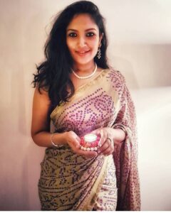 Shruti Bapna Instagram - Sending you all some more Diwali love and wishes to keep the hopes and dreams high💕 Stay happy stay healthy💜
Photographer for the night @rubybapna👏
An extra piece of milk cake for you for all your efforts😛😘
#diwali2020 #indiantradition #sareelove #bandhanisaree #positivevibrations #staysafe #spreadlove #shrutibapna