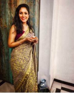 Shruti Bapna Instagram - Sending you all some more Diwali love and wishes to keep the hopes and dreams high💕 Stay happy stay healthy💜
Photographer for the night @rubybapna👏
An extra piece of milk cake for you for all your efforts😛😘
#diwali2020 #indiantradition #sareelove #bandhanisaree #positivevibrations #staysafe #spreadlove #shrutibapna