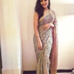 Shruti Bapna Instagram - Sending you all some more Diwali love and wishes to keep the hopes and dreams high💕 Stay happy stay healthy💜 Photographer for the night @rubybapna👏 An extra piece of milk cake for you for all your efforts😛😘 #diwali2020 #indiantradition #sareelove #bandhanisaree #positivevibrations #staysafe #spreadlove #shrutibapna Mumbai, Maharashtra