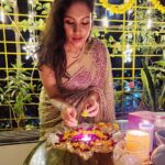 Shruti Bapna Instagram - दिवाली और नए साल की हार्दिक शुभकामनाएं 🌠🙏 As I recover from #mithaicoma 😁 here's wishing all of you the bestest of times ahead filled with love, laughter, good health and prosperity and may this new year bring double of all the good things missed in 2020! Wishing you all happiness and peace always✨ Lots and lots and lots of love to you all! 💖 Happy Diwali and a very happy New year! #diwali2020 #celebration #bandhani #sarilove #saristyle #shrutibapna