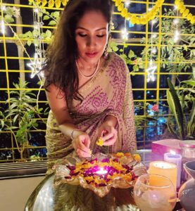 Shruti Bapna Instagram - दिवाली और नए साल की हार्दिक शुभकामनाएं 🌠🙏
As I recover from #mithaicoma 😁 here's wishing all of you the bestest of times ahead filled with love, laughter, good health and prosperity and may this new year bring double of all the good things missed in 2020! Wishing you all happiness and peace always✨ Lots and lots and lots of love to you all! 💖 Happy Diwali and a very happy New year! 
#diwali2020 #celebration #bandhani #sarilove #saristyle #shrutibapna