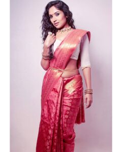 Shruti Bapna Instagram - Ladies, have you tried dancing bachata in a sari?! Well I have🙆‍♀️😅 Not in this one but once in a leheria sari at an event after party😝I wonder if all the people staring at us watched us in admiration or in shock 😂 Much respect for my dance partner for such display of courage👏
.
.
.
.
.
.
#sarinotsorry #sarilove #indianwoman #indianfashion #indianstyle #brownskingirls #morena #makeup #eyemakeup #waistband #indianjewelry #photography #shrutibapna
