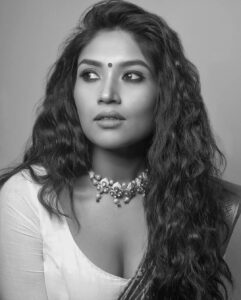 Shruti Bapna Instagram - Do I look more Bengali here or from the south? or both⁉️ ❔❔❔
.
.
.
.
.
.
#sari #indianwoman #morena #kohleyes #indianfashion #indianstyle #portraitphotography #indianactor #bollywoodactor #shrutibapna