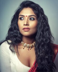 Shruti Bapna Instagram - Do I look more Bengali here or from the south? or both⁉️ ❔❔❔
.
.
.
.
.
.
#sari #indianwoman #morena #kohleyes #indianfashion #indianstyle #portraitphotography #indianactor #bollywoodactor #shrutibapna