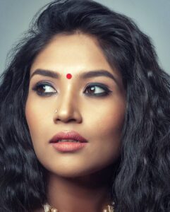 Shruti Bapna Instagram - Do I look more Bengali here or from the south? or both⁉️ ❔❔❔
.
.
.
.
.
.
#sari #indianwoman #morena #kohleyes #indianfashion #indianstyle #portraitphotography #indianactor #bollywoodactor #shrutibapna