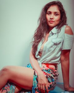 Shruti Bapna Instagram - who doesn't brush their hair everyday? 🙋‍♀️😝🙃 messy tresses  #longhair #morena
📷 @kb.photography_official
