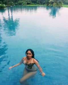 Shruti Bapna Instagram - 🍷🍕🏊‍♀️🌴 #pool #infinitypool #palmtrees #wine #shrutibapna