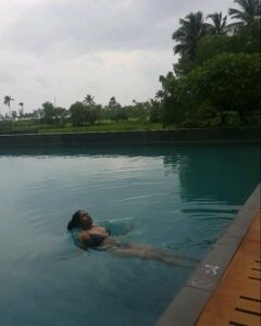Shruti Bapna Instagram - 🍷🍕🏊‍♀️🌴 #pool #infinitypool #palmtrees #wine #shrutibapna