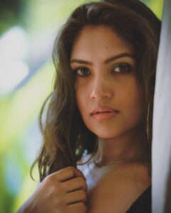 Shruti Bapna Instagram - I hope you can swim through this week after the long holidays🤪😺
.
.
.
.
.
#motivationmonday #photography #swimwearphotography #swimwearfashion #mondaymood