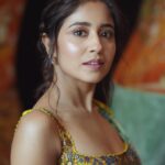 Shweta Tripathi Instagram - Battata banni pataka 💥 Swipe to ☺️ Wearing: @sonamluthria @curiocottagejewelry @diariesofnomad @aprajitatoorofficial 📸 @harshjanii Styled by @purplerhapsody MUA: @nisha.karna Hair: @foram_gotecha Style team: @monica_nim #BattataStyleFiles #SareeSundari