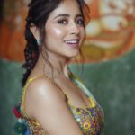 Shweta Tripathi Instagram - Battata banni pataka 💥 Swipe to ☺️ Wearing: @sonamluthria @curiocottagejewelry @diariesofnomad @aprajitatoorofficial 📸 @harshjanii Styled by @purplerhapsody MUA: @nisha.karna Hair: @foram_gotecha Style team: @monica_nim #BattataStyleFiles #SareeSundari
