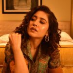 Shweta Tripathi Instagram - Let the good times rollll✨ 📸: @nuclearpasta42 Stylist: @purplerhapsody MUA: @nisha.karna Hair: @foram_gotecha Style team: @monica_nim Wearing: @refash_ @reke.nekt @refash_ @Inaya_accessories @the_loom_art @londonrag_in #SunainaSays #EscaypeLive #HotstarSpecials @one_life_studios_official @disneyplushotstar #SustainableSundari