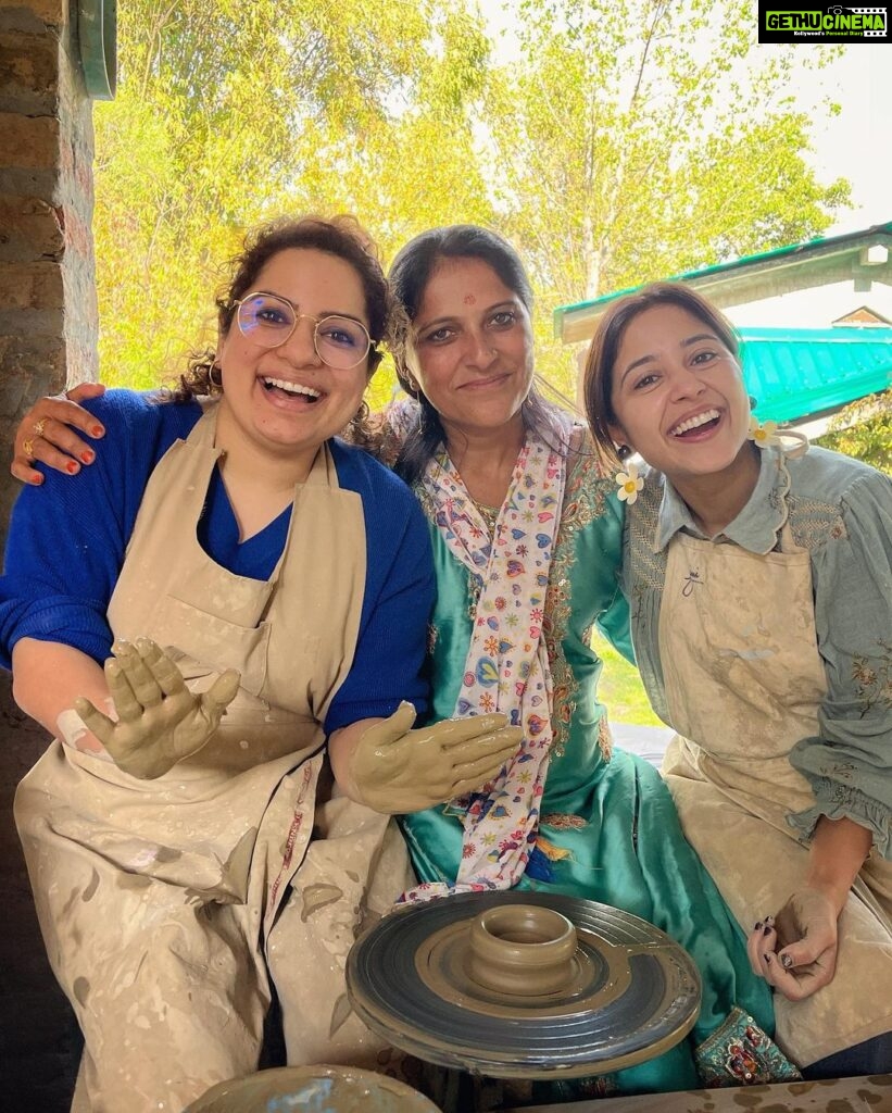 Shweta Tripathi Instagram - Happiness is.. Doing pottery with @mallikadua & @andretta.pottery ⛅️✨ Andretta Pottery