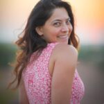 Sonalee Kulkarni Instagram – पल-पल बदल रहा है आस-पास ..
साथ-साथ 
मैं भी
अलग इतना ही 
कि देख रही हूँ …
हर पल ख़ुद को यूँ बदलते ढलते। 

✍🏻 – #rida #sonaleekulkarni 
#portraits of a #sunsetlover #sunsethues #sunset #obssessed 
Photography by @rafikollam_ Somewhere Under the Sky