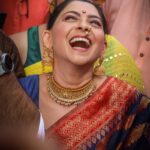 Sonalee Kulkarni Instagram - True happiness is when you smile with you eyes! Thank you for these lovely candids @ucha_pati #grateful for all the love ❤️ #गुढीपाडवा #शोभायात्रा 🚩 #sonaleekulkarni #candids Saree @royaltasta Jewellery @jizajewellerystudio गिरगाव शोभा यात्रा