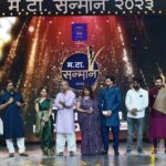 Sonalee Kulkarni Instagram - “मोगलमर्दिनी छत्रपती ताराराणी” ची पहिली झलक सादर करताना🗡️ मटा सन्मान २०२३ 🏆 च्या मंचावर #team #chatrapati_tararani @thekarmicstudio @akshaybardapurkar #sonaleekulkarni @jrahul11 @metalpowdergirl @santoshkher @dr.sudhir_nikam @aashaykulkarni @surbhihandayofficial @mangesh_mango_monty @manalii.dixit @bharatikdubey miss @rmitali @bharat101288 @maharashtratimesonline Mumbai, Maharashtra