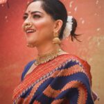 Sonalee Kulkarni Instagram - True happiness is when you smile with you eyes! Thank you for these lovely candids @ucha_pati #grateful for all the love ❤️ #गुढीपाडवा #शोभायात्रा 🚩 #sonaleekulkarni #candids Saree @royaltasta Jewellery @jizajewellerystudio गिरगाव शोभा यात्रा