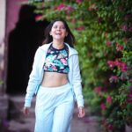 Sonalee Kulkarni Instagram - When it is the season to blossom 🌸 Why not flaunt it on the bosom 🌸 #Bougainvillea #floral #spring #flower #portrait #sonaleekulkarni महाराष्ट्र