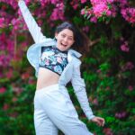 Sonalee Kulkarni Instagram - When it is the season to blossom 🌸 Why not flaunt it on the bosom 🌸 #Bougainvillea #floral #spring #flower #portrait #sonaleekulkarni महाराष्ट्र