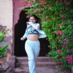 Sonalee Kulkarni Instagram - When it is the season to blossom 🌸 Why not flaunt it on the bosom 🌸 #Bougainvillea #floral #spring #flower #portrait #sonaleekulkarni महाराष्ट्र