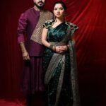 Sonalee Kulkarni Instagram - Keep swiping till you see the Real us not just the Reel us! #sonaleekulkarni #aashaykulkarni #chatrapatitararani #chatrapatirajaram #bffs #costars Mumbai, Maharashtra