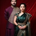 Sonalee Kulkarni Instagram - Keep swiping till you see the Real us not just the Reel us! #sonaleekulkarni #aashaykulkarni #chatrapatitararani #chatrapatirajaram #bffs #costars Mumbai, Maharashtra