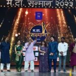 Sonalee Kulkarni Instagram - “मोगलमर्दिनी छत्रपती ताराराणी” ची पहिली झलक सादर करताना🗡️ मटा सन्मान २०२३ 🏆 च्या मंचावर #team #chatrapati_tararani @thekarmicstudio @akshaybardapurkar #sonaleekulkarni @jrahul11 @metalpowdergirl @santoshkher @dr.sudhir_nikam @aashaykulkarni @surbhihandayofficial @mangesh_mango_monty @manalii.dixit @bharatikdubey miss @rmitali @bharat101288 @maharashtratimesonline Mumbai, Maharashtra