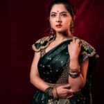 Sonalee Kulkarni Instagram - ⚠️ #longpostalert ‼️ #womensday post from #teaser #launch #mogulmardini #chatrapatitararani 🚩 LINK IN BIO भारतीय इतिहासातील दमदार पात्रांपैकी एक असलेल्या या स्त्रीला पोर्तुगीजांनी 'रैन्हा डोस मराठे' किंवा 'मराठ्यांची राणी' असेही संबोधले होते. महाराणी ताराबाई भोसले या छत्रपती शिवाजी महाराजांच्या सून, सरसेनापती हंबीररावांच्या शूर कन्या आणि भारतातील सर्वात महान मध्ययुगीन सम्राटांपैकी एक आहेत. अफाट ताकदीने आणि इच्छाशक्तीच्या जोरावर राज्य वाचवणाऱ्या इतिहासातील मोजक्या महिलांपैकी ताराबाईंच्या अदम्य धाडसाला आणि अदम्य वृत्तीला सलाम करावा लागेल 🙏🏻 मराठ्यांचा उदय-अस्त पाहणारी स्त्री. आपल्या राज्याप्रती अत्यंत समर्पित असलेल्या अदम्य योद्धा महाराणी ताराबाईंनी मराठा महासंघाला अगदी खालच्या पातळीवर असताना विघटित होण्यापासून रोखले नाही तर राष्ट्रीय सत्तेपर्यंत पोहोचण्यात त्यांचा मोलाचा वाटा होता. या एकट्यानं जगातील सर्वात पराक्रमी शासक औरंगजेबाच्या प्रचंड सैन्याविरुद्ध मराठ्यांचा प्रतिकार केला. मी हा #जागतिकमहिलादिन त्यांना आणि त्यांच्या सारख्या स्त्रियांना समर्पित करते ज्या केवळ स्वतःसाठीच नाही तर आपल्या माणसांसाठी लढतात. One of the grittiest characters in Indian history, this woman was also called the ‘rainha dos Marathas’ or the ‘Queen of the Marathas’ by the Portuguese. She is Rani Tarabai Bhonsle, the brave daughter-in-law of Chhatrapati Shivaji Maharaj and one of India’s greatest medieval monarchs. Among the few women in history to save a kingdom by sheer force and willpower, MahaRani Tarabai’s unflagging courage and indomitable spirit is to be saluted🙏🏻 A woman who witnessed the rise and fall of the Marathas. An indomitable warrior queen who was deeply devoted to her kingdom, Tarabai didn’t just prevent the Maratha Confederacy from disintegrating when it was at its lowest ebb, she played a crucial role in its rise to national power. Tarabai single-handedly directed the Maratha resistance against the massive army of Aurangzeb, then the mightiest ruler in the world. I dedicate this #womensday to her and women like her who fight not just for themselves but for their tribe. Pictures by @sudarshanlavekar_photography Makeup & hair @khan.zoya1425 #happyinternationalwomensday #womensday2023 #sonaleekulkarni महाराष्ट्र