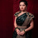 Sonalee Kulkarni Instagram - ⚠️ #longpostalert ‼️ #womensday post from #teaser #launch #mogulmardini #chatrapatitararani 🚩 LINK IN BIO भारतीय इतिहासातील दमदार पात्रांपैकी एक असलेल्या या स्त्रीला पोर्तुगीजांनी 'रैन्हा डोस मराठे' किंवा 'मराठ्यांची राणी' असेही संबोधले होते. महाराणी ताराबाई भोसले या छत्रपती शिवाजी महाराजांच्या सून, सरसेनापती हंबीररावांच्या शूर कन्या आणि भारतातील सर्वात महान मध्ययुगीन सम्राटांपैकी एक आहेत. अफाट ताकदीने आणि इच्छाशक्तीच्या जोरावर राज्य वाचवणाऱ्या इतिहासातील मोजक्या महिलांपैकी ताराबाईंच्या अदम्य धाडसाला आणि अदम्य वृत्तीला सलाम करावा लागेल 🙏🏻 मराठ्यांचा उदय-अस्त पाहणारी स्त्री. आपल्या राज्याप्रती अत्यंत समर्पित असलेल्या अदम्य योद्धा महाराणी ताराबाईंनी मराठा महासंघाला अगदी खालच्या पातळीवर असताना विघटित होण्यापासून रोखले नाही तर राष्ट्रीय सत्तेपर्यंत पोहोचण्यात त्यांचा मोलाचा वाटा होता. या एकट्यानं जगातील सर्वात पराक्रमी शासक औरंगजेबाच्या प्रचंड सैन्याविरुद्ध मराठ्यांचा प्रतिकार केला. मी हा #जागतिकमहिलादिन त्यांना आणि त्यांच्या सारख्या स्त्रियांना समर्पित करते ज्या केवळ स्वतःसाठीच नाही तर आपल्या माणसांसाठी लढतात. One of the grittiest characters in Indian history, this woman was also called the ‘rainha dos Marathas’ or the ‘Queen of the Marathas’ by the Portuguese. She is Rani Tarabai Bhonsle, the brave daughter-in-law of Chhatrapati Shivaji Maharaj and one of India’s greatest medieval monarchs. Among the few women in history to save a kingdom by sheer force and willpower, MahaRani Tarabai’s unflagging courage and indomitable spirit is to be saluted🙏🏻 A woman who witnessed the rise and fall of the Marathas. An indomitable warrior queen who was deeply devoted to her kingdom, Tarabai didn’t just prevent the Maratha Confederacy from disintegrating when it was at its lowest ebb, she played a crucial role in its rise to national power. Tarabai single-handedly directed the Maratha resistance against the massive army of Aurangzeb, then the mightiest ruler in the world. I dedicate this #womensday to her and women like her who fight not just for themselves but for their tribe. Pictures by @sudarshanlavekar_photography Makeup & hair @khan.zoya1425 #happyinternationalwomensday #womensday2023 #sonaleekulkarni महाराष्ट्र