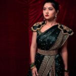 Sonalee Kulkarni Instagram - ⚠️ #longpostalert ‼️ #womensday post from #teaser #launch #mogulmardini #chatrapatitararani 🚩 LINK IN BIO भारतीय इतिहासातील दमदार पात्रांपैकी एक असलेल्या या स्त्रीला पोर्तुगीजांनी 'रैन्हा डोस मराठे' किंवा 'मराठ्यांची राणी' असेही संबोधले होते. महाराणी ताराबाई भोसले या छत्रपती शिवाजी महाराजांच्या सून, सरसेनापती हंबीररावांच्या शूर कन्या आणि भारतातील सर्वात महान मध्ययुगीन सम्राटांपैकी एक आहेत. अफाट ताकदीने आणि इच्छाशक्तीच्या जोरावर राज्य वाचवणाऱ्या इतिहासातील मोजक्या महिलांपैकी ताराबाईंच्या अदम्य धाडसाला आणि अदम्य वृत्तीला सलाम करावा लागेल 🙏🏻 मराठ्यांचा उदय-अस्त पाहणारी स्त्री. आपल्या राज्याप्रती अत्यंत समर्पित असलेल्या अदम्य योद्धा महाराणी ताराबाईंनी मराठा महासंघाला अगदी खालच्या पातळीवर असताना विघटित होण्यापासून रोखले नाही तर राष्ट्रीय सत्तेपर्यंत पोहोचण्यात त्यांचा मोलाचा वाटा होता. या एकट्यानं जगातील सर्वात पराक्रमी शासक औरंगजेबाच्या प्रचंड सैन्याविरुद्ध मराठ्यांचा प्रतिकार केला. मी हा #जागतिकमहिलादिन त्यांना आणि त्यांच्या सारख्या स्त्रियांना समर्पित करते ज्या केवळ स्वतःसाठीच नाही तर आपल्या माणसांसाठी लढतात. One of the grittiest characters in Indian history, this woman was also called the ‘rainha dos Marathas’ or the ‘Queen of the Marathas’ by the Portuguese. She is Rani Tarabai Bhonsle, the brave daughter-in-law of Chhatrapati Shivaji Maharaj and one of India’s greatest medieval monarchs. Among the few women in history to save a kingdom by sheer force and willpower, MahaRani Tarabai’s unflagging courage and indomitable spirit is to be saluted🙏🏻 A woman who witnessed the rise and fall of the Marathas. An indomitable warrior queen who was deeply devoted to her kingdom, Tarabai didn’t just prevent the Maratha Confederacy from disintegrating when it was at its lowest ebb, she played a crucial role in its rise to national power. Tarabai single-handedly directed the Maratha resistance against the massive army of Aurangzeb, then the mightiest ruler in the world. I dedicate this #womensday to her and women like her who fight not just for themselves but for their tribe. Pictures by @sudarshanlavekar_photography Makeup & hair @khan.zoya1425 #happyinternationalwomensday #womensday2023 #sonaleekulkarni महाराष्ट्र