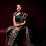 Sonalee Kulkarni Instagram - ⚠️ #longpostalert ‼️ #womensday post from #teaser #launch #mogulmardini #chatrapatitararani 🚩 LINK IN BIO भारतीय इतिहासातील दमदार पात्रांपैकी एक असलेल्या या स्त्रीला पोर्तुगीजांनी 'रैन्हा डोस मराठे' किंवा 'मराठ्यांची राणी' असेही संबोधले होते. महाराणी ताराबाई भोसले या छत्रपती शिवाजी महाराजांच्या सून, सरसेनापती हंबीररावांच्या शूर कन्या आणि भारतातील सर्वात महान मध्ययुगीन सम्राटांपैकी एक आहेत. अफाट ताकदीने आणि इच्छाशक्तीच्या जोरावर राज्य वाचवणाऱ्या इतिहासातील मोजक्या महिलांपैकी ताराबाईंच्या अदम्य धाडसाला आणि अदम्य वृत्तीला सलाम करावा लागेल 🙏🏻 मराठ्यांचा उदय-अस्त पाहणारी स्त्री. आपल्या राज्याप्रती अत्यंत समर्पित असलेल्या अदम्य योद्धा महाराणी ताराबाईंनी मराठा महासंघाला अगदी खालच्या पातळीवर असताना विघटित होण्यापासून रोखले नाही तर राष्ट्रीय सत्तेपर्यंत पोहोचण्यात त्यांचा मोलाचा वाटा होता. या एकट्यानं जगातील सर्वात पराक्रमी शासक औरंगजेबाच्या प्रचंड सैन्याविरुद्ध मराठ्यांचा प्रतिकार केला. मी हा #जागतिकमहिलादिन त्यांना आणि त्यांच्या सारख्या स्त्रियांना समर्पित करते ज्या केवळ स्वतःसाठीच नाही तर आपल्या माणसांसाठी लढतात. One of the grittiest characters in Indian history, this woman was also called the ‘rainha dos Marathas’ or the ‘Queen of the Marathas’ by the Portuguese. She is Rani Tarabai Bhonsle, the brave daughter-in-law of Chhatrapati Shivaji Maharaj and one of India’s greatest medieval monarchs. Among the few women in history to save a kingdom by sheer force and willpower, MahaRani Tarabai’s unflagging courage and indomitable spirit is to be saluted🙏🏻 A woman who witnessed the rise and fall of the Marathas. An indomitable warrior queen who was deeply devoted to her kingdom, Tarabai didn’t just prevent the Maratha Confederacy from disintegrating when it was at its lowest ebb, she played a crucial role in its rise to national power. Tarabai single-handedly directed the Maratha resistance against the massive army of Aurangzeb, then the mightiest ruler in the world. I dedicate this #womensday to her and women like her who fight not just for themselves but for their tribe. Pictures by @sudarshanlavekar_photography Makeup & hair @khan.zoya1425 #happyinternationalwomensday #womensday2023 #sonaleekulkarni महाराष्ट्र