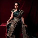Sonalee Kulkarni Instagram - ⚠️ #longpostalert ‼️ #womensday post from #teaser #launch #mogulmardini #chatrapatitararani 🚩 LINK IN BIO भारतीय इतिहासातील दमदार पात्रांपैकी एक असलेल्या या स्त्रीला पोर्तुगीजांनी 'रैन्हा डोस मराठे' किंवा 'मराठ्यांची राणी' असेही संबोधले होते. महाराणी ताराबाई भोसले या छत्रपती शिवाजी महाराजांच्या सून, सरसेनापती हंबीररावांच्या शूर कन्या आणि भारतातील सर्वात महान मध्ययुगीन सम्राटांपैकी एक आहेत. अफाट ताकदीने आणि इच्छाशक्तीच्या जोरावर राज्य वाचवणाऱ्या इतिहासातील मोजक्या महिलांपैकी ताराबाईंच्या अदम्य धाडसाला आणि अदम्य वृत्तीला सलाम करावा लागेल 🙏🏻 मराठ्यांचा उदय-अस्त पाहणारी स्त्री. आपल्या राज्याप्रती अत्यंत समर्पित असलेल्या अदम्य योद्धा महाराणी ताराबाईंनी मराठा महासंघाला अगदी खालच्या पातळीवर असताना विघटित होण्यापासून रोखले नाही तर राष्ट्रीय सत्तेपर्यंत पोहोचण्यात त्यांचा मोलाचा वाटा होता. या एकट्यानं जगातील सर्वात पराक्रमी शासक औरंगजेबाच्या प्रचंड सैन्याविरुद्ध मराठ्यांचा प्रतिकार केला. मी हा #जागतिकमहिलादिन त्यांना आणि त्यांच्या सारख्या स्त्रियांना समर्पित करते ज्या केवळ स्वतःसाठीच नाही तर आपल्या माणसांसाठी लढतात. One of the grittiest characters in Indian history, this woman was also called the ‘rainha dos Marathas’ or the ‘Queen of the Marathas’ by the Portuguese. She is Rani Tarabai Bhonsle, the brave daughter-in-law of Chhatrapati Shivaji Maharaj and one of India’s greatest medieval monarchs. Among the few women in history to save a kingdom by sheer force and willpower, MahaRani Tarabai’s unflagging courage and indomitable spirit is to be saluted🙏🏻 A woman who witnessed the rise and fall of the Marathas. An indomitable warrior queen who was deeply devoted to her kingdom, Tarabai didn’t just prevent the Maratha Confederacy from disintegrating when it was at its lowest ebb, she played a crucial role in its rise to national power. Tarabai single-handedly directed the Maratha resistance against the massive army of Aurangzeb, then the mightiest ruler in the world. I dedicate this #womensday to her and women like her who fight not just for themselves but for their tribe. Pictures by @sudarshanlavekar_photography Makeup & hair @khan.zoya1425 #happyinternationalwomensday #womensday2023 #sonaleekulkarni महाराष्ट्र