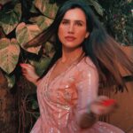 Sonnalli Seygall Instagram - देसी वाइब्स only 🌷 ——————————————————————————————— Outfit: @tara_c_tara ——————————————————————————————— #desifashion #indianwear #trendingsongs #reelkarofeelkaro