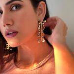 Sonnalli Seygall Instagram - Swipe for magic 💫 Makeup: @eshaasikka Styling: @stylekarmaa Earings: @esmecrystals