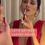 Sonnalli Seygall Instagram - I look good yeah❣️ P.S.- Not immodest at all 🥹 👗 @mandirawirkhq #redcarpetready #dressup #reelit #reddress #classicstyle #ifeelgood