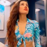 Sonnalli Seygall Instagram - What if someone told you that you could have both? 👀 Here are a few pointers on how you can eat well and still have a flat stomach- 1. Eating the right food high on fibre and protein is the key. 2. Limiting or preferably completely avoiding junk food. 3. Working out regularly. Consistency over craziness. 4. Having early dinners. 5. Never starving yourself, eating when you want n how much you want. Listen to your body. Don’t over eat. Don’t under eat. 6. Lastly & very important- Keeping your gut health in check. Number 1 cause for bloating and weight gain. Happy Living! 😀 ——————————————————————————————— #healthylivingtips #eathealthy #guthealth #healthreels #fitnessreels #reelit #trendingreels #funnyreels #stayfit