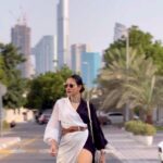Sonnalli Seygall Instagram - When In Dubai, make it your runway 👯‍♀️ #traveldiaries #dubailife #travelwithsonnalli #dubai #trendingreels