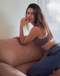 Sonnalli Seygall Instagram - Sunday mood- Lazy.

📷 @dieppj 

#sundayvibe #lazyday #moodedits