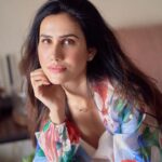 Sonnalli Seygall Instagram - 𝙃𝙤𝙥𝙚 | 𝙋𝙚𝙖𝙘𝙚 | 𝙇𝙤𝙫𝙚 | 𝘼𝙗𝙪𝙣𝙙𝙖𝙣𝙘𝙚 … and all that your soul desires 🤍 #HappyNewYear #2023 #newbeginnings 👗 @mandirawirkhq 📸 @dieppj