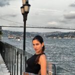 Sonnalli Seygall Instagram - Always taking the scenic route 🌊 #travelwithsonnalli #vacationdiaries #visitturkey #istanbul #ciraganpalace Çırağan palace