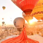 Sonnalli Seygall Instagram - 🔥🎈 Smart ppl will know what my caption means 😋 Photograph: @kapadokya_istanbul @arik_photoart #cappadocia #cappadociaballoon #cappadociaturkey #hotairballoon #travelphotography #beautifuldestinations #discoverturkey #travelwithsonnalli Capadócia