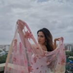 Sonnalli Seygall Instagram - Today we cherish the ones who made our independence possible. Freedom is hard to get, but we were blessed to have it. Let’s appreciate everything we have and celebrate the great miracle of freedom. Happy Independence Day! 🇮🇳 #indianindepenceday #independenceday #india #proudindian #jaihind #75thindependenceday #harghartiranga