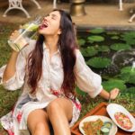 Sonnalli Seygall Instagram - This is you sign to hydrate! And eat healthy.. or atleast, healthier! If you have been thinking about making some lifestyle shifts, start now. Start small but start for sure! Eating healthy doesn’t mean starving yourself, it’s just choosing what’s right for your body. For every time you have a pizza, make sure there are at least 3 times u have veggies/ salads and your protein. Everytime you eat a piece of cake, try to eat it in the day (when ur digestion is the strongest) and not at night. TRY. That’s the operative word here. Be mindful of what you put in your body, mind & soul 🫶 Health tip for this week- Have ur dinner at least 3-4 hrs before going to bed. ——————————————————————— #weekendbinge #fridaymood #healthyliving #healthylifestyle #fitness #naturelover #foodie