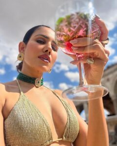 Sonnalli Seygall Instagram - A typical day at the @museumhotel 🌟 
———————————————————————
Swipe left to see the stunning property, their friendly faces and a whole lot of chill vibes that I’m digging there!

#travelwithsonnalli #vacationdiaries  #luxuryhotel #turkey #cappadocia #weekendmood #relaischateaux