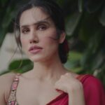 Sonnalli Seygall Instagram - Mom incase you were wondering where your red saree went, Hi 👋🥰 Photograph: @dieppj #sareelover #traditionalvibes #tuesdaymood