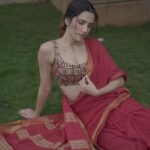 Sonnalli Seygall Instagram - Mom incase you were wondering where your red saree went, Hi 👋🥰 Photograph: @dieppj #sareelover #traditionalvibes #tuesdaymood
