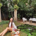 Sonnalli Seygall Instagram - This is you sign to hydrate! And eat healthy.. or atleast, healthier! If you have been thinking about making some lifestyle shifts, start now. Start small but start for sure! Eating healthy doesn’t mean starving yourself, it’s just choosing what’s right for your body. For every time you have a pizza, make sure there are at least 3 times u have veggies/ salads and your protein. Everytime you eat a piece of cake, try to eat it in the day (when ur digestion is the strongest) and not at night. TRY. That’s the operative word here. Be mindful of what you put in your body, mind & soul 🫶 Health tip for this week- Have ur dinner at least 3-4 hrs before going to bed. ——————————————————————— #weekendbinge #fridaymood #healthyliving #healthylifestyle #fitness #naturelover #foodie