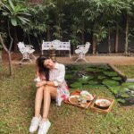 Sonnalli Seygall Instagram - This is you sign to hydrate! And eat healthy.. or atleast, healthier! If you have been thinking about making some lifestyle shifts, start now. Start small but start for sure! Eating healthy doesn’t mean starving yourself, it’s just choosing what’s right for your body. For every time you have a pizza, make sure there are at least 3 times u have veggies/ salads and your protein. Everytime you eat a piece of cake, try to eat it in the day (when ur digestion is the strongest) and not at night. TRY. That’s the operative word here. Be mindful of what you put in your body, mind & soul 🫶 Health tip for this week- Have ur dinner at least 3-4 hrs before going to bed. ——————————————————————— #weekendbinge #fridaymood #healthyliving #healthylifestyle #fitness #naturelover #foodie