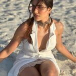 Sonnalli Seygall Instagram - Out of my way! It's the weekend 😈 Choker: @anaqajewels . . . . . . . . #weekendmood #fridayvibes #beachvibes
